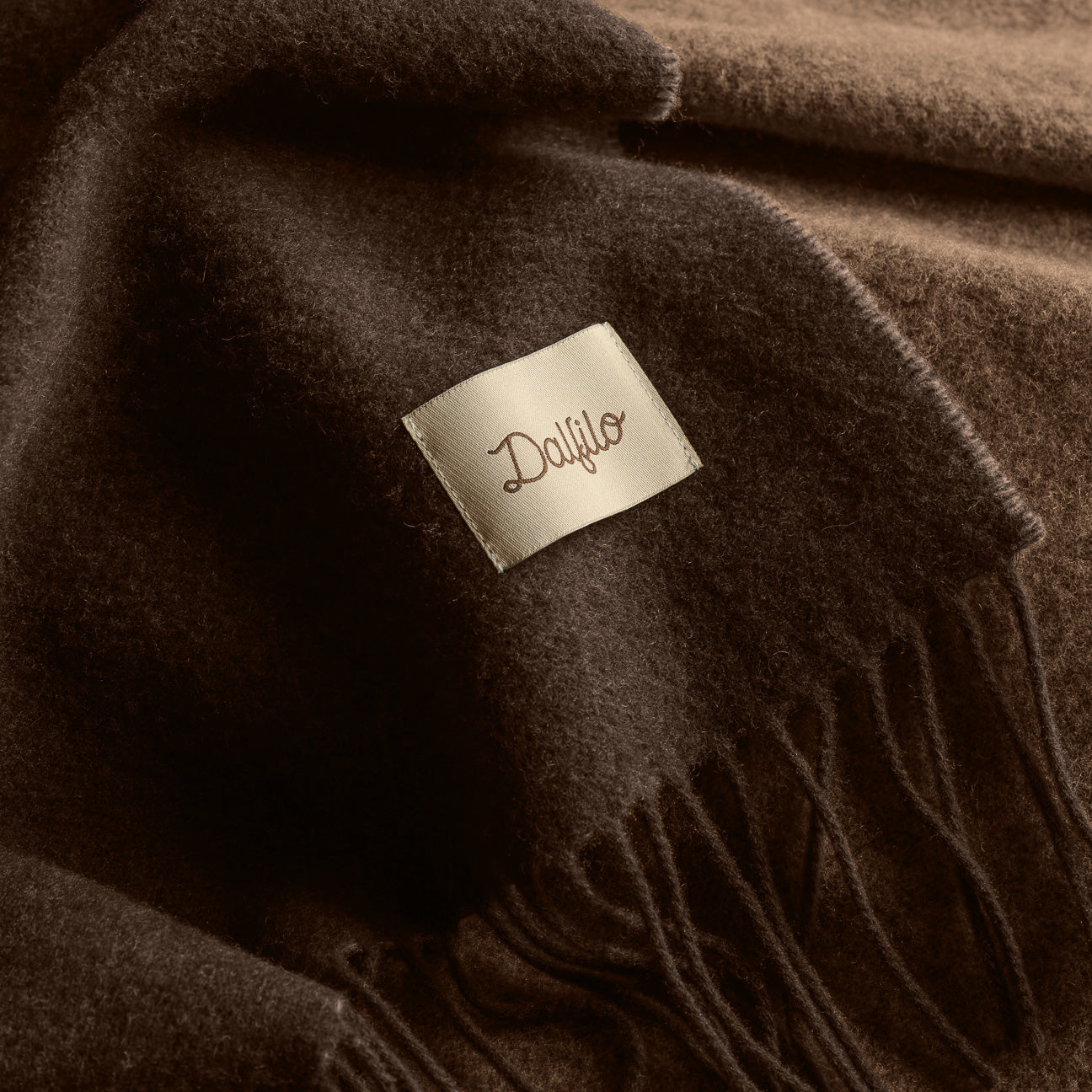 Manta doble cara de lana y cashmere
- 130×180 cm- Nogal- Lana reciclada + cashmere - Dalfilo