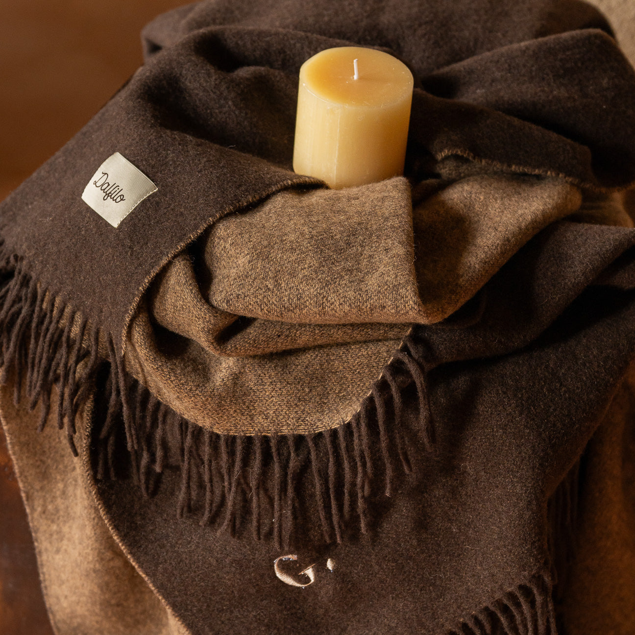 Manta doble cara de lana y cashmere
- 130×180 cm- Nogal- Lana reciclada + cashmere - Dalfilo