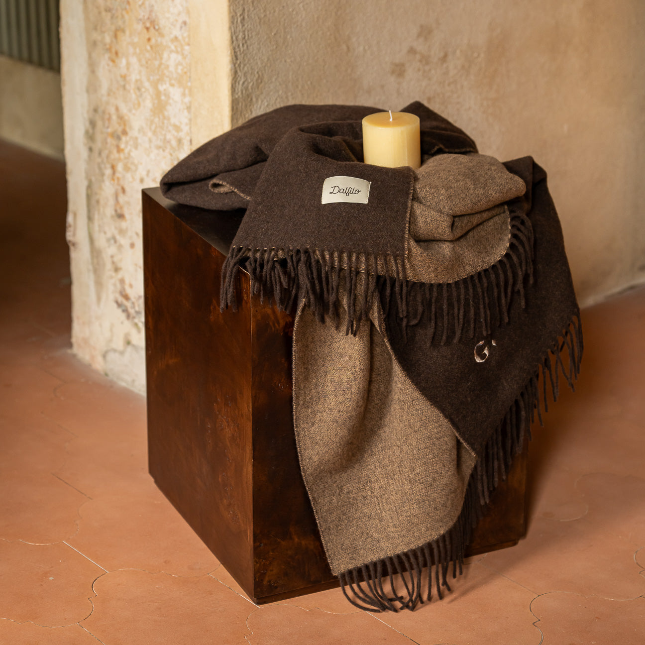 Manta doble cara de lana y cashmere
- 130×180 cm- Nogal- Lana reciclada + cashmere - Dalfilo